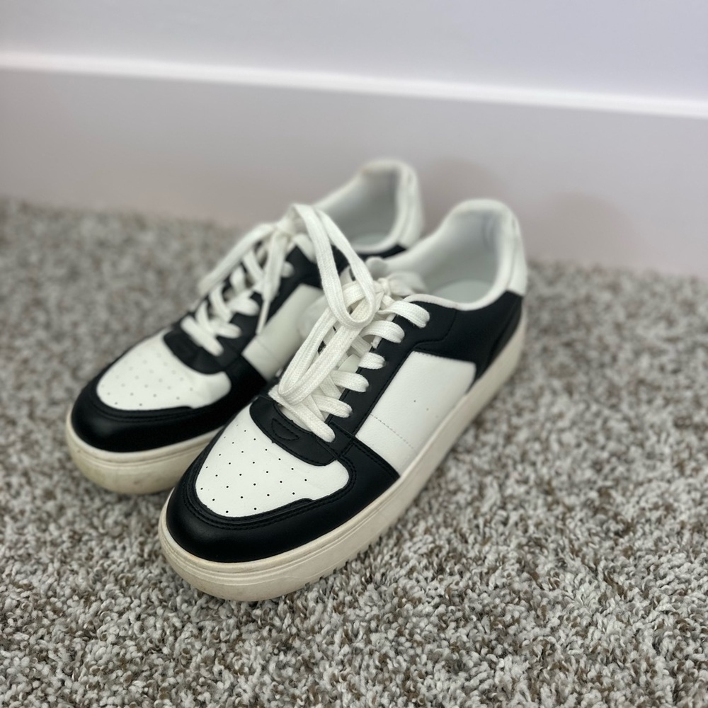 Stylish Black and White Women’s Sneakers size 9